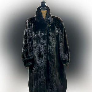 American Furrier Award ranch fur coat!   Certified the finest mink. size 10/12